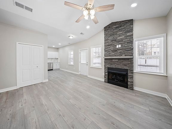 5th image of 403 Voorheis St