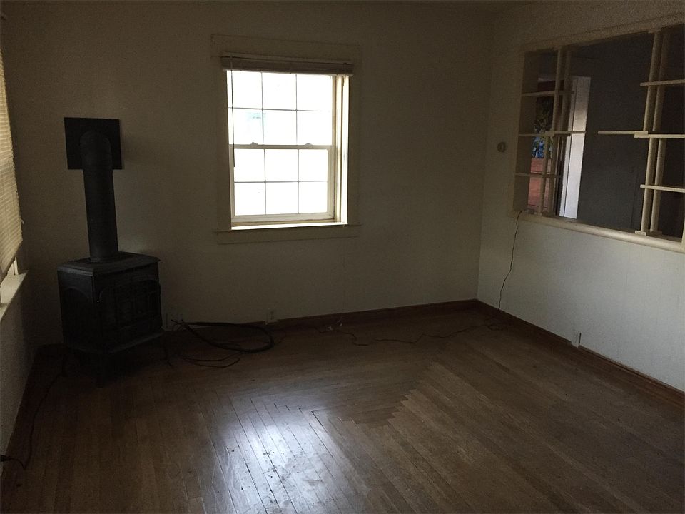 2nd image of 1022 Railroad St