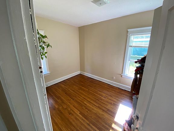 3rd image of 2072 Morrison Ave