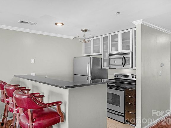 4th image of 513 N Graham St Unit 2E