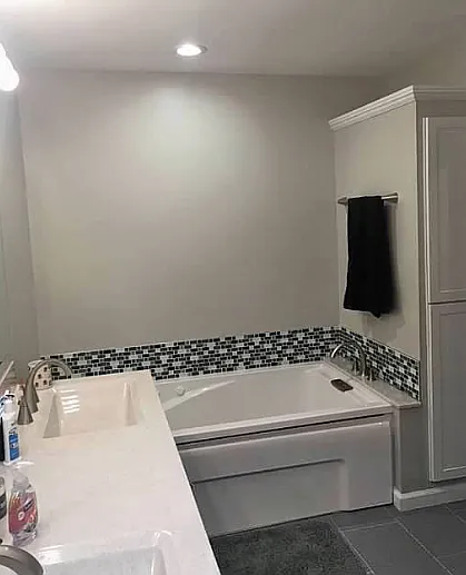 Primary bathroom has a jet tub