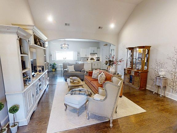 2nd image of 423 Houston Oaks Dr