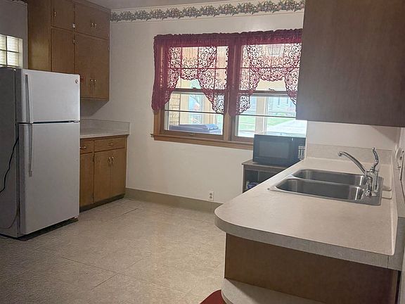 2nd image of 814 W 3rd St