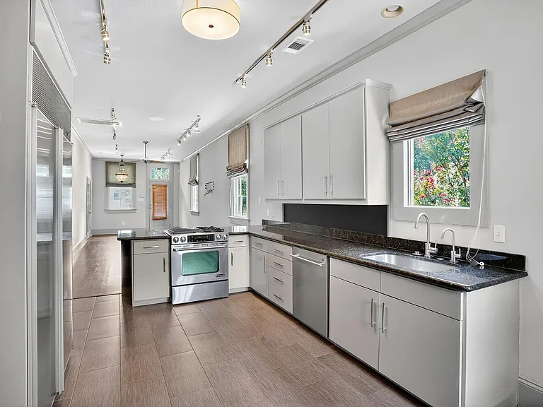 300 Lowerline St — Photo 18