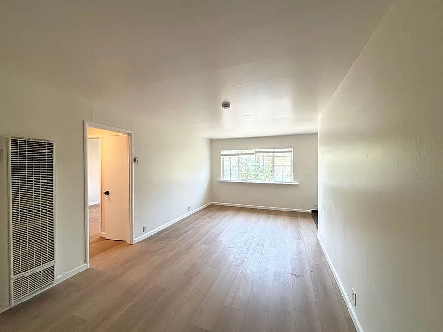 Spacious top floor two bedroom on Strawberry Park. Parking included! — Photo 1
