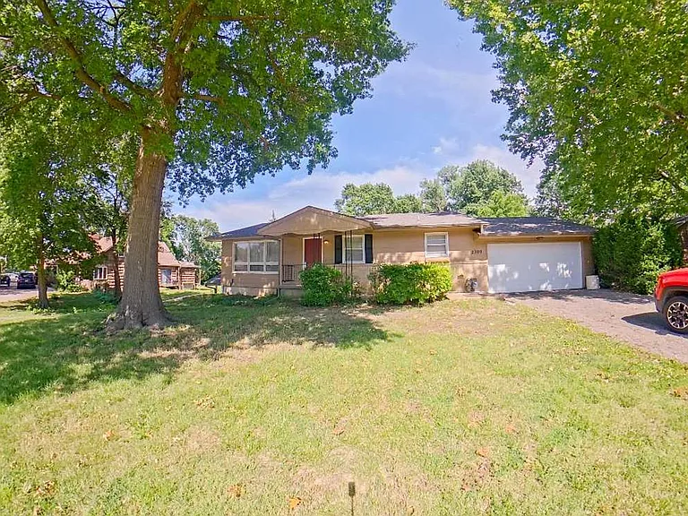 2300 Browning Ave — Photo 1
