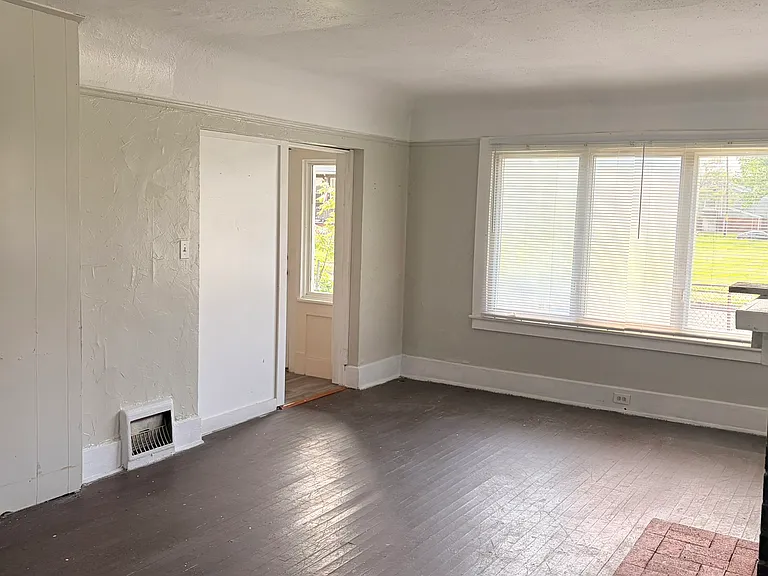 1601 Holyrood Rd — Photo 12