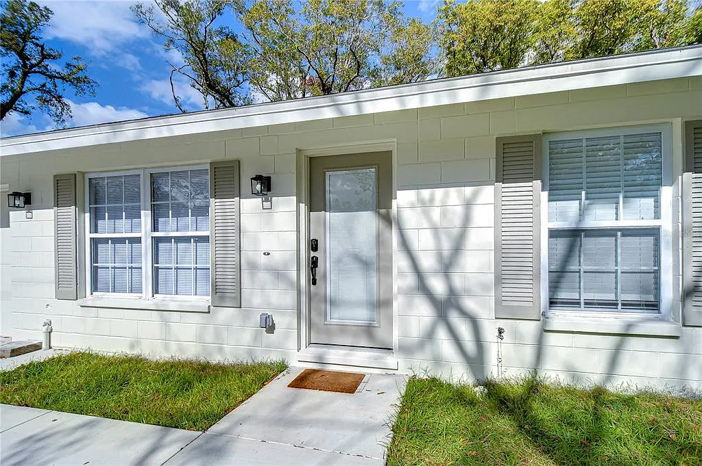 3 bed, 1.0 bath, 1122 sqft, $2,400 — Photo 2
