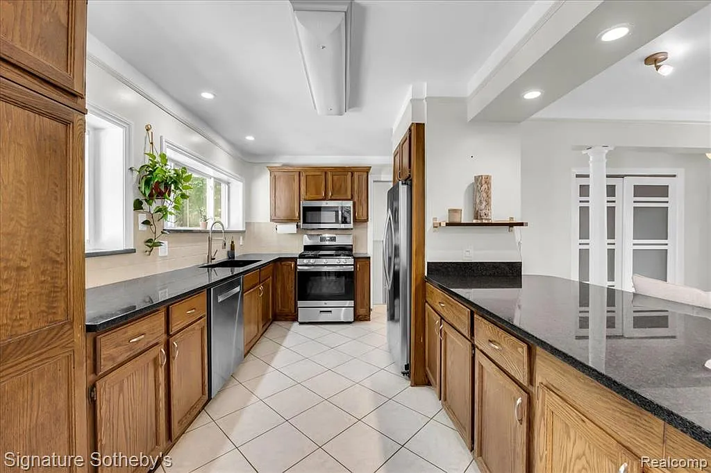3 bed, 2147 sqft, $4,500 — Photo 4