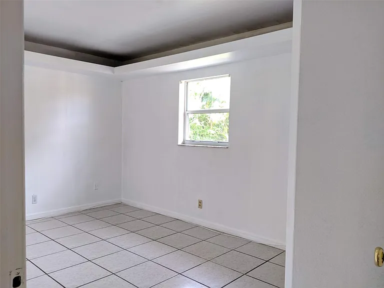 5050 SW 40th Ave #4 — Photo 5