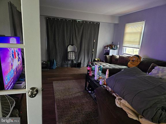 3rd image of 69 Edgely Ln