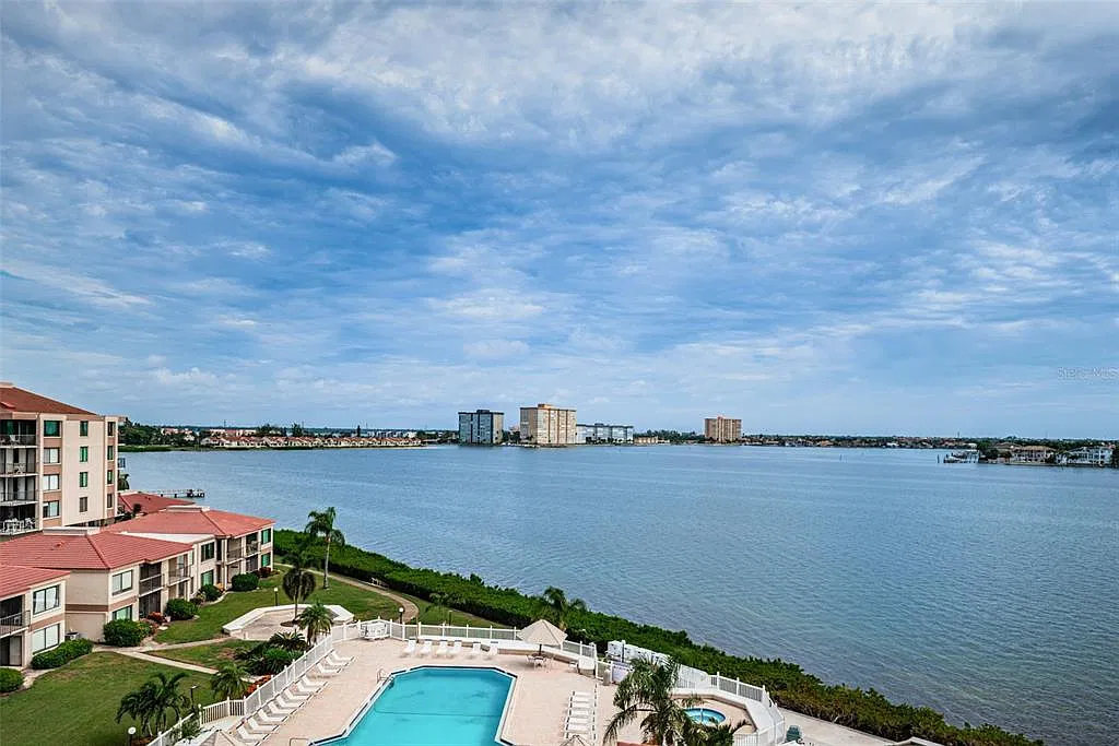 2 bed, 2.0 bath, 1150 sqft, $2,999 — Photo 2