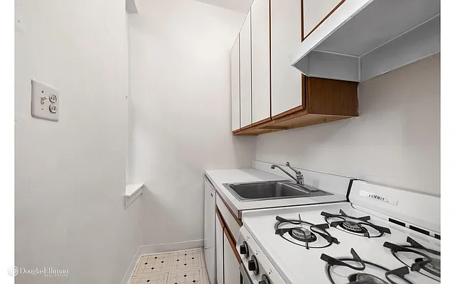 Rented by Douglas Elliman | media 10