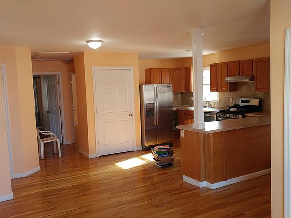 4th image of 212 Belmont Ave #2