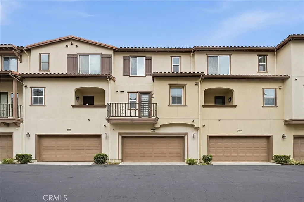 3 bed, 3.5 bath, 1696 sqft, $3,800 — Photo 3