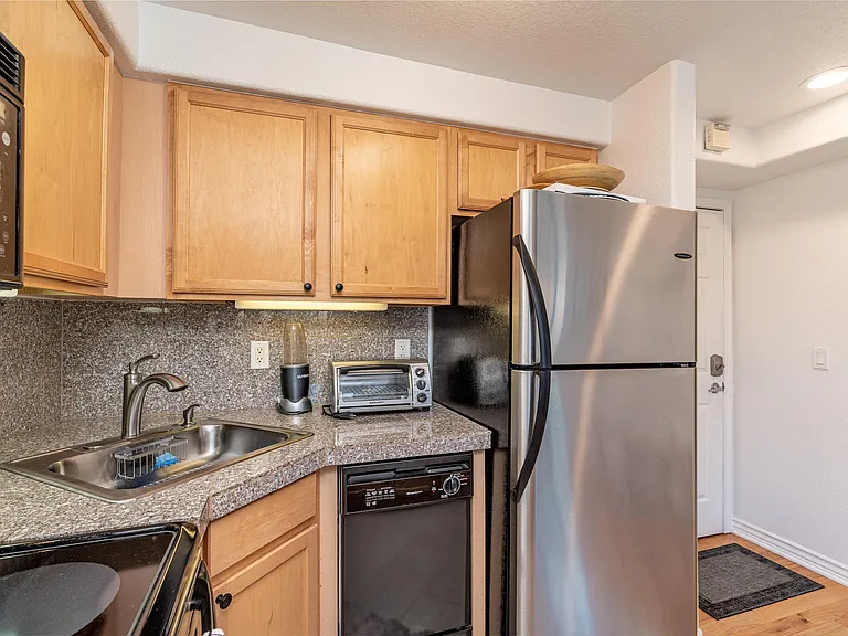 1833 N Williams St #504 — Photo 7