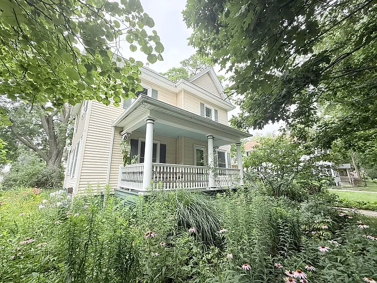 906 N Evans St — Photo 1