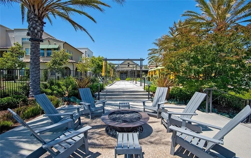 2 bed, 2.5 bath, 1464 sqft, $4,150 — Photo 2