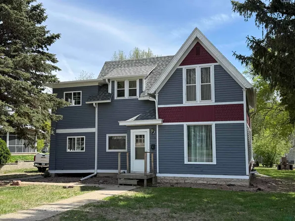 1116 10th St, Hawarden, IA 51023
