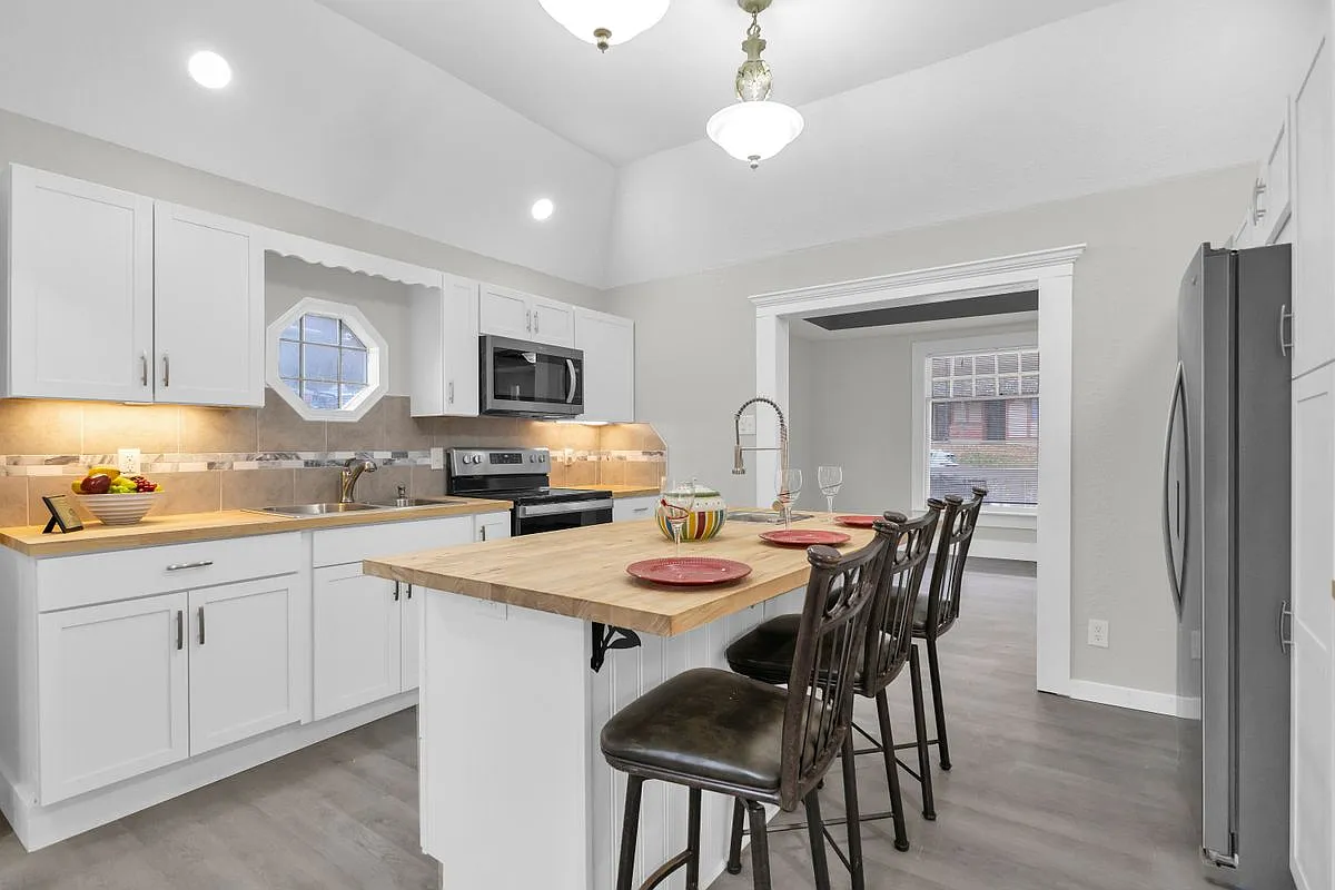 5 bed, 2.0 bath, 2146 sqft, $2,300 — Photo 4