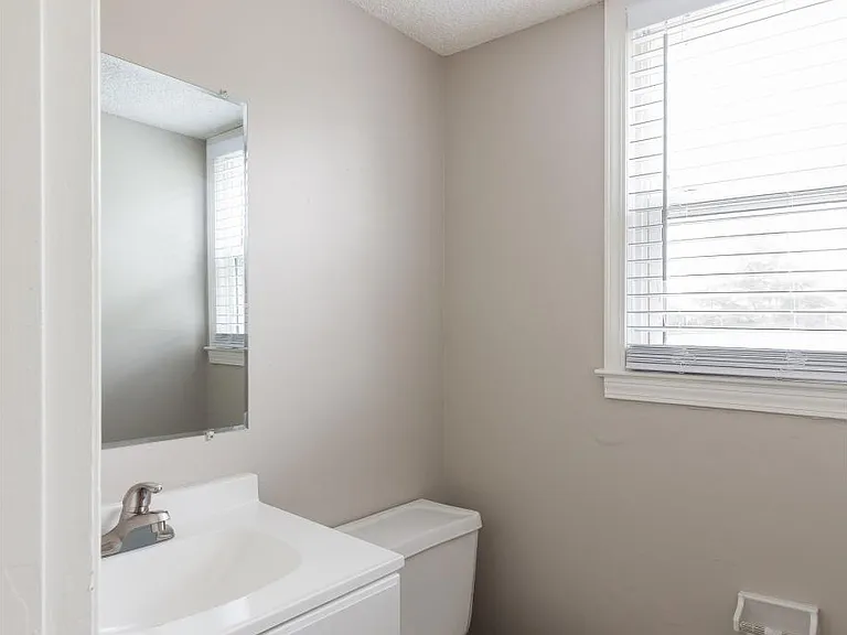 1401 La Chateau Dr — Photo 5