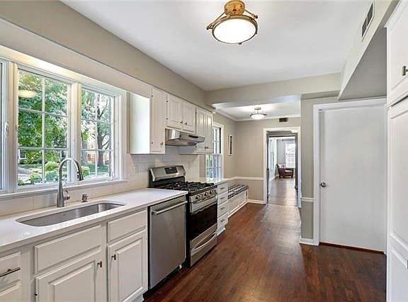 4th image of 621 E 65th St