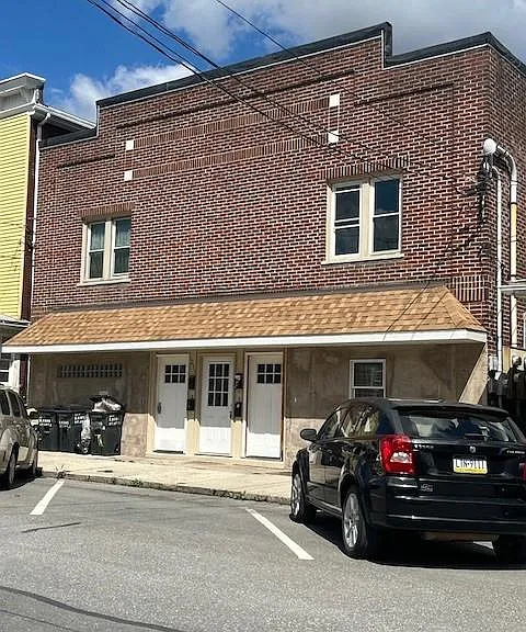233 W Ridge St — Photo 1