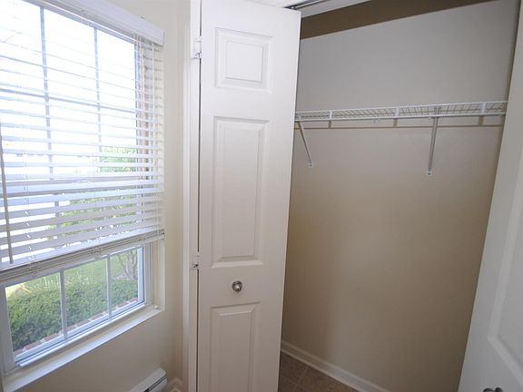 3rd image of 117 W Oakbrook Dr