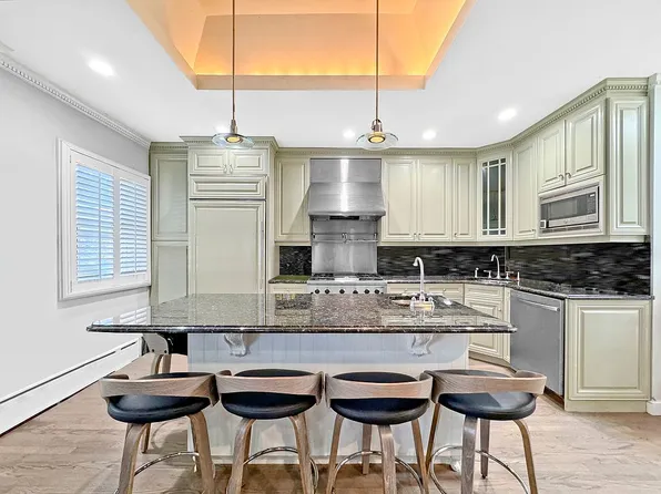 5962 70th St, Maspeth, NY 11378