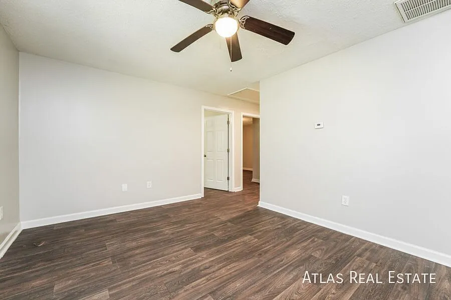 2 Bedroom with Washer/Dryer Hookups - Central Location just outside of Downtown Athens — Photo 2