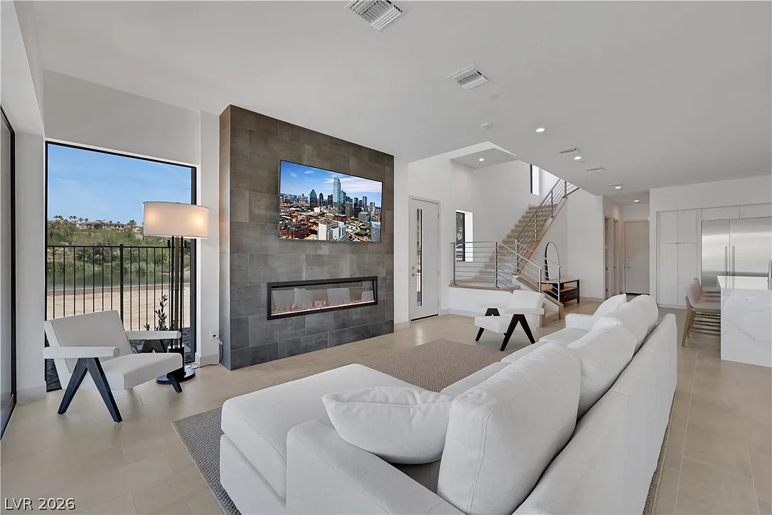 4 bed, 3.5 bath, 3501 sqft, $10,000 — Photo 2