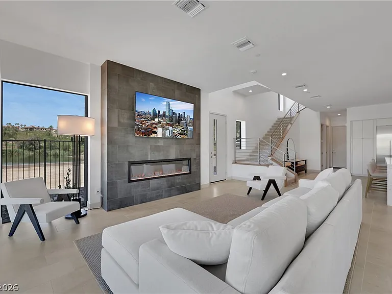 66 Lakefront Dr — Photo 2