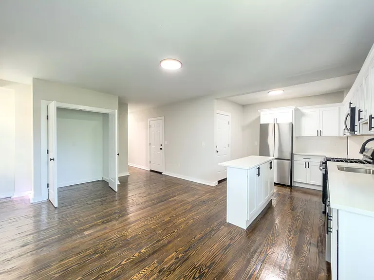 560 Howard Ave — Photo 29