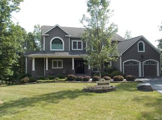 22 Pin Oak Circle, Hawley, PA 18428