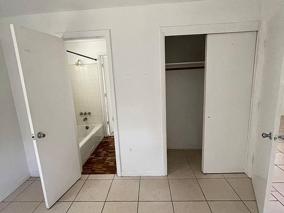 3rd image of 1976 Windsor Dr #1