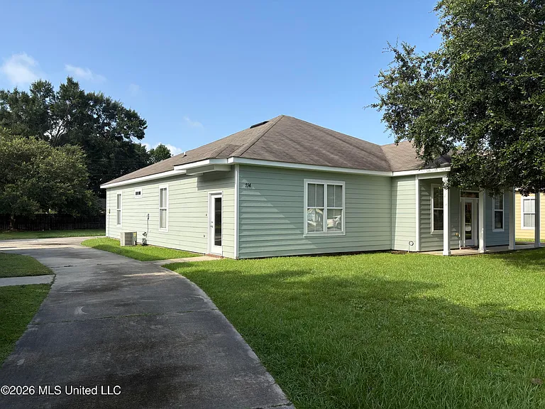114 Earle Taylor Ln — Photo 2