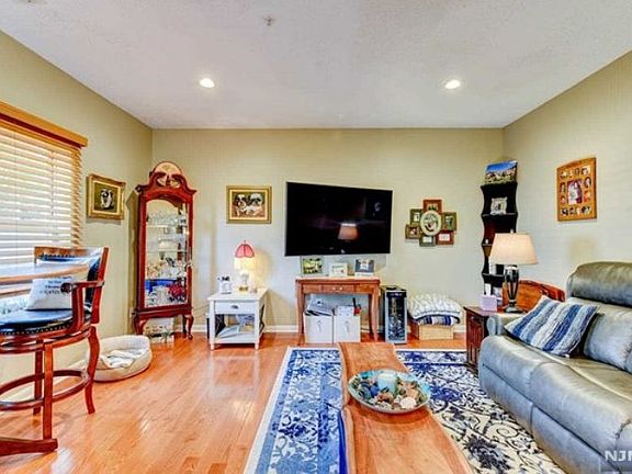 5th image of 1104 Brittany Dr Unit 1104