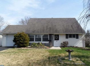 10 Ironwood Rd, Levittown, PA 19057