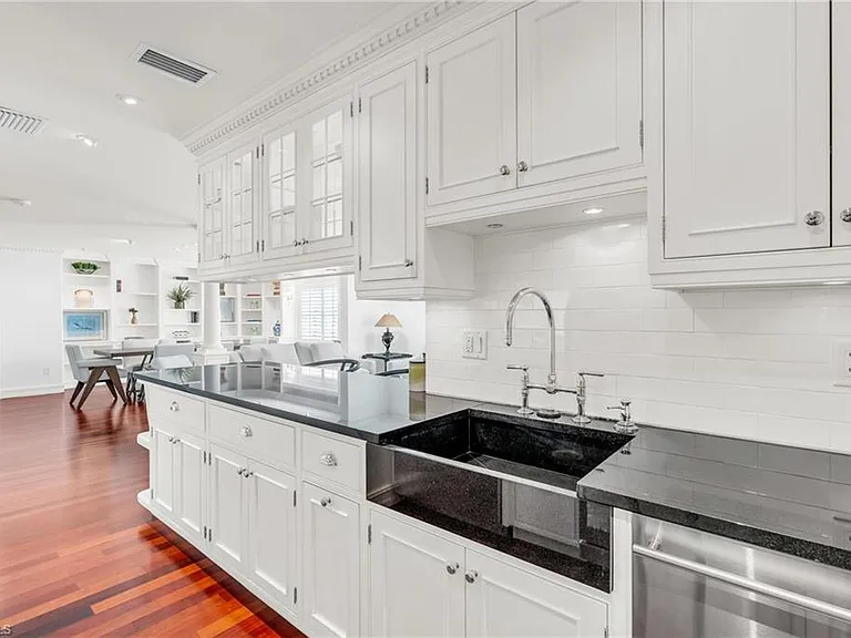 271 Broad Ave S #202 — Photo 6