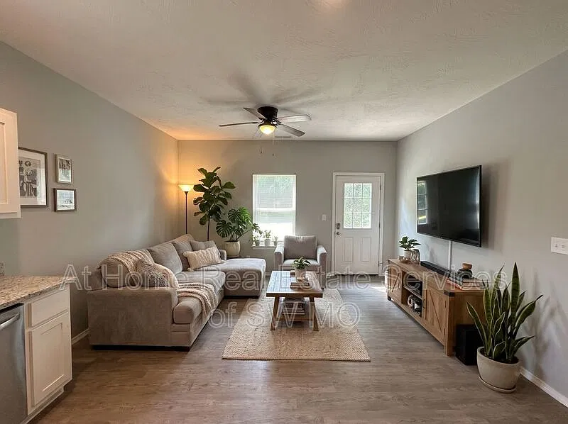 4 bed, 2.0 bath, 1250 sqft, $1,555 — Photo 2