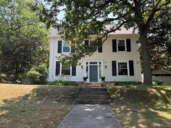 10775 Main St, Clarence, NY 14031