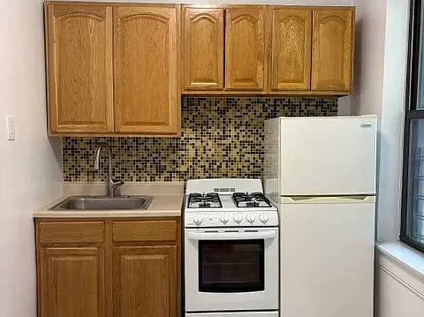 25-85 36th St, Astoria, NY 11103