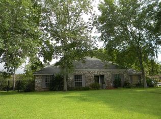 101 Fir Dr, Lake Jackson, TX 77566