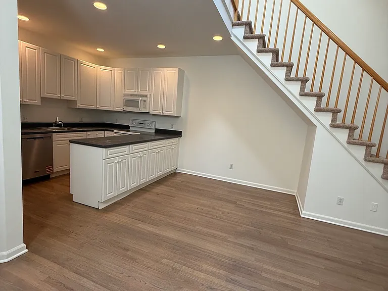 2435 Bedford St #21CC — Photo 5