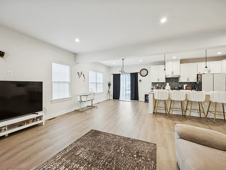 243 Chastain Dr — Photo 14