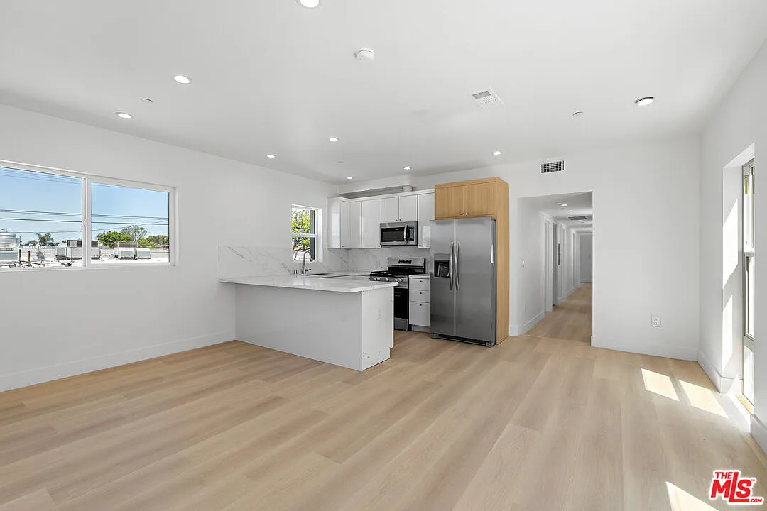 3 bed, 3.0 bath, 905 sqft, $3,395 — Photo 1