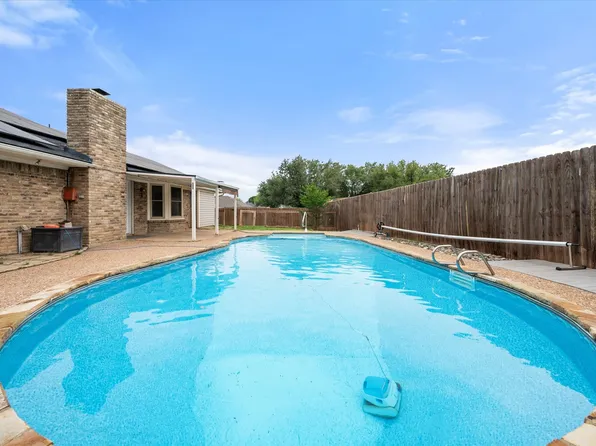 213 Meadowhill Dr, Benbrook, TX 76126
