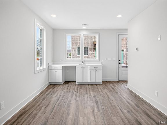 5th image of 4521 Broadwick St