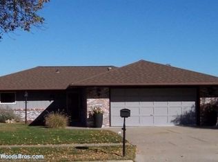 1630 Surfside Dr, Lincoln, NE 68528