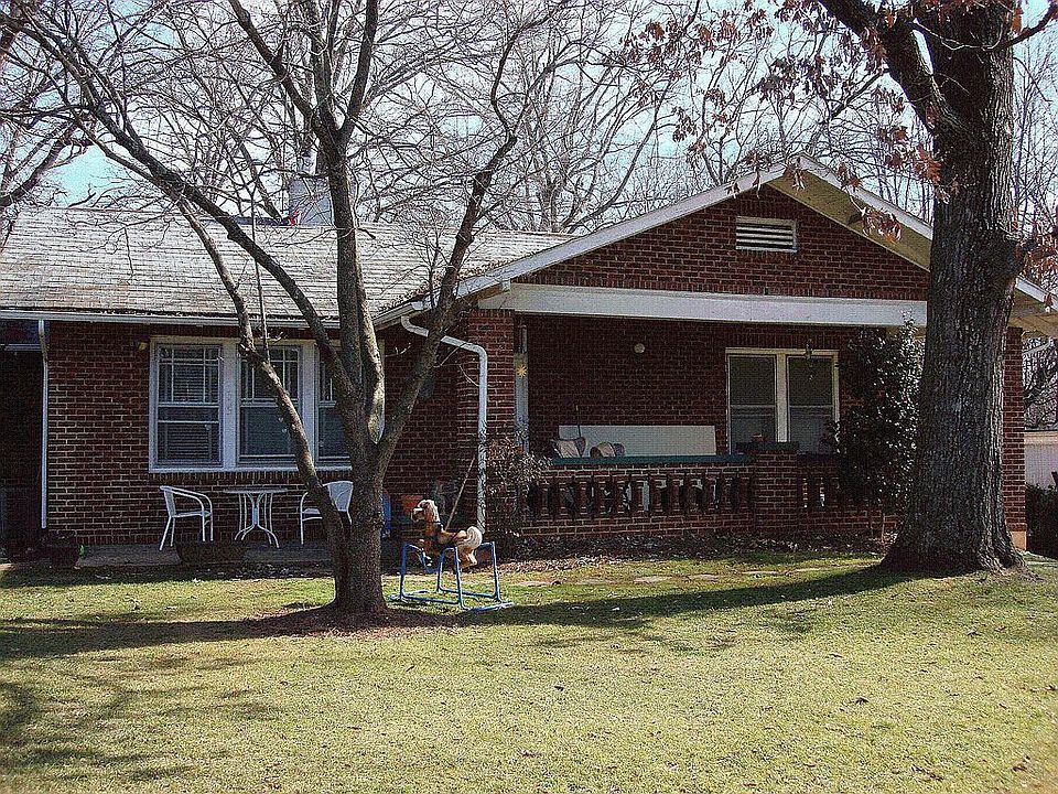2nd image of 303 S Oakwood Dr